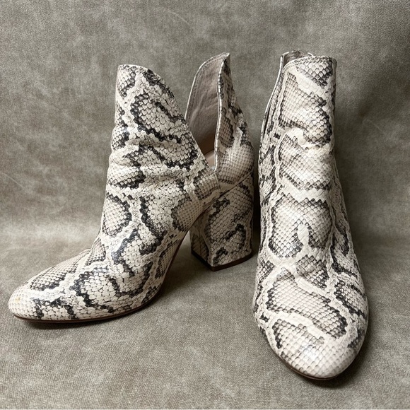 STEVE MADDEN
Women's Rookie Chop-Out Booties - Picture 3 of 9